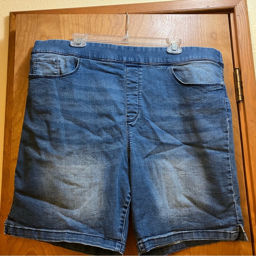 2 pairs of jean shorts DKNY  Relaxed Fit and Old Navy Curvy profile denim short - Picture 5 of 8